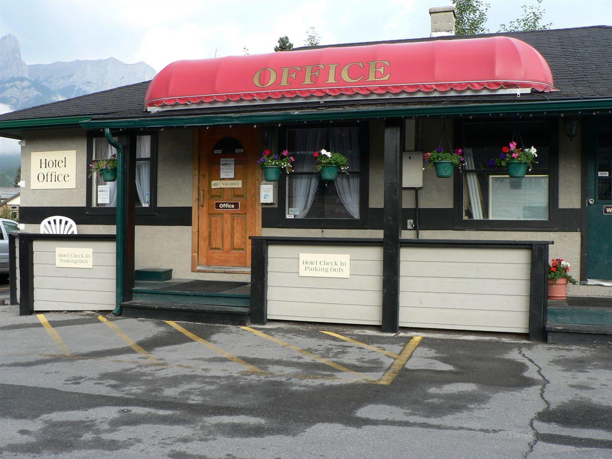 The Drake Inn Canmore Exterior photo